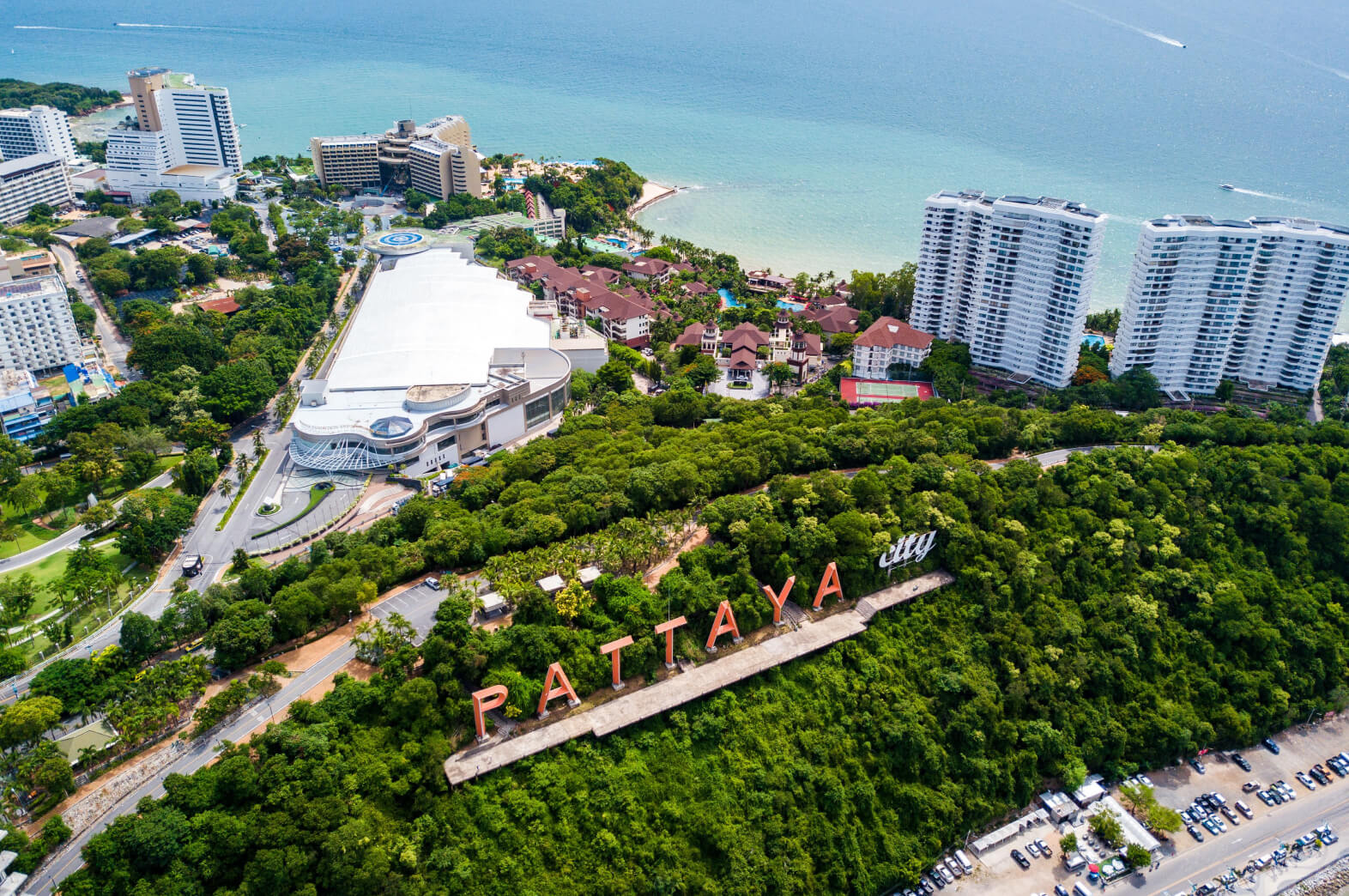 「PATTAYA CITY」の看板裏に広がるPratumnak hillの街並み